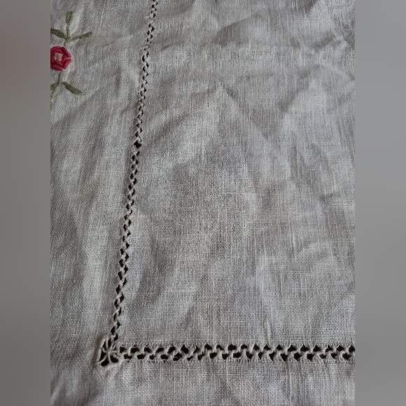 Vintage Inspired Hand Embroidered Linen tea cloth. - Picture 3 of 4